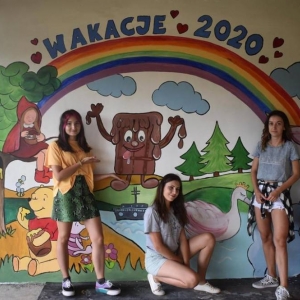 pokaż obrazek - Korytków - młodziez na tle malowanej przez siebie kolorowej wakacyjnej ściany 
