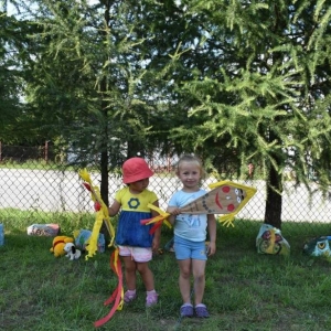 Ruda Białaczowska - dzieci prezentują włsnoręcznie wykonane latawce